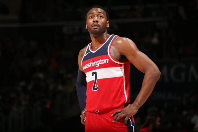 欧联杯室外气温-1℃ 曼联队长B费脱外套给球童